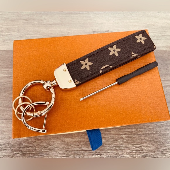 unbranded Accessories - Elegant Brown Floral Key Holder with Gold Details